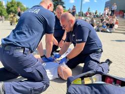 Na zdjęciu widzimy policjantów w czasie przywracania czynności serca