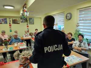 Na zdjęciu widzimy policjanta w czasie spotkania z seniorami