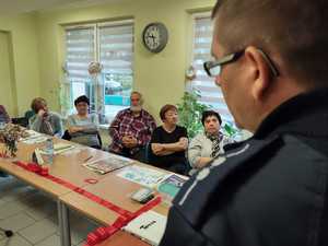 Na zdjęciu widzimy policjanta w czasie spotkania z seniorami