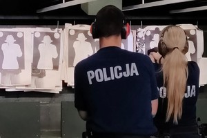 Na zdjęciu widzimy policjantów w czasie egzaminu strzeleckiego