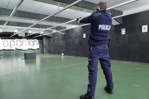 Na zdjęciu widzimy policjanta w czasie egzaminu strzeleckiego