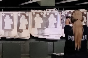 Na zdjęciu widzimy policjantkę w czasie egzaminu strzeleckiego