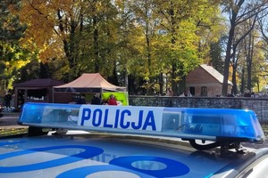 Na zdjęciu widzimy napis policja oraz cmentarz