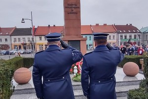 Na zdjęciu widzimy Policjantów oddających hołd przy pomniku