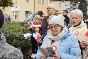 Na zdjęciu widzimy ludzi w czasie uroczystości