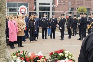 Na zdjęciu widzimy ludzi oraz mundurowych w czasie uroczystości