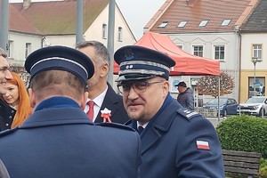 Na zdjęciu widzimy policjantów w czasie rozmowy po uroczystości