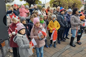 Na zdjęciu widzimy ludzi w czasie uroczystości