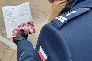 Na zdjęciu widzimy policjanta z śpiewnikiem