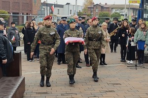 Na zdjęciu widzimy uczniów z klasy mundurowej idących z flagą