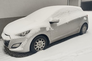 Na zdjęciu widzimy  nie odśnieżony samochód