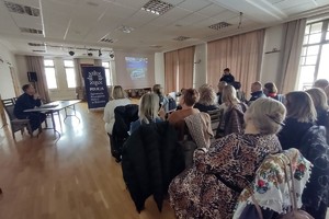 Na zdjęciu widzimy policjantów oraz uczestników debaty