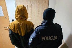 Na zdjęciu widzimy policjanta oraz zatrzymanego