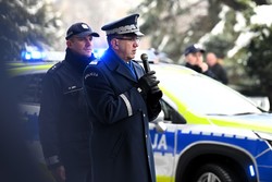 Na zdjęciu widzimy radiowóz oraz poliocjanta