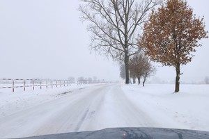 Na zdjęciu widzimy zaśnieżoną drogę