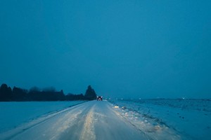 Na zdjęciu widzimy zaśnieżoną drogę