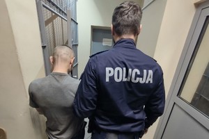 Na zdjęciu widzimy zatrzymanego włamywacza oraz policjanta