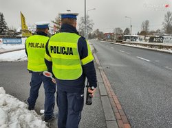 Na zdjęciu widzimy dwóch umundurowanych policjantów z ruchu drogowego