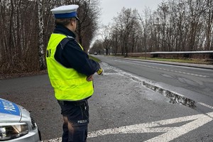 Na zdjęciu widzimy policjanta w czasie działań Trzeźwość