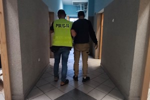 Na zdjęciu widzimy policjanta oraz zatrzymanego złodzieja