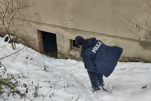 Na zdjęciu widzimy Policjantkę w czasie sprawdzania miejsc gdzie mogą przebywać osoby w kryzysie bezdomności