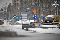 Na zdęciu widzimy samochody oraz śnieg