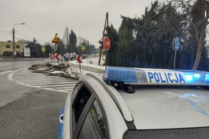 Na zdjęciu widzimy napis policja oraz osoby uczestniczące w biegu