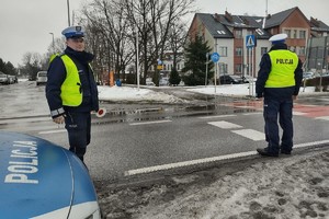 Na zdjęciu widzimy policjantów zabezpieczających bieg