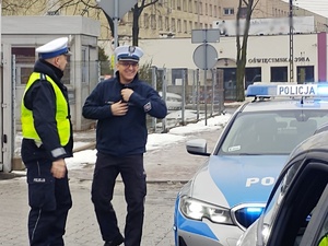 Na zdjęciu widzimy uśmiechniętego policjanta