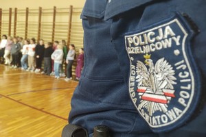 Na zdjęciu widzimy napis Policja Dzielnica Komenda Powiatowa Policji