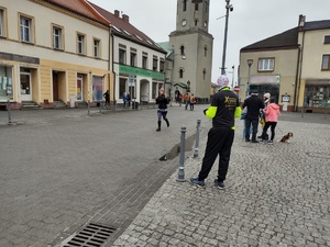 Na zdjęciu widzimy jak jedna z uczestniczek Biegu Utopca kończy swój bieg przed metą