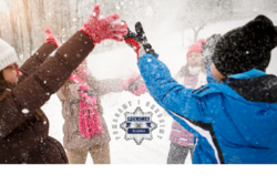 Na zdjęciu widzimy dzieci bawiące się w śniegu