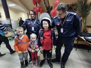 Na zdjęciu widzimy policjantkę i policjanta oraz dzieci
