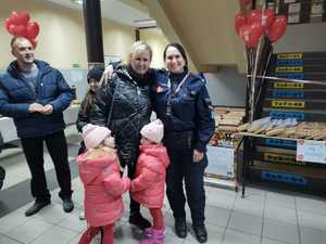 Na zdjęciu widzimy policjantkę oraz uczestników WOŚP