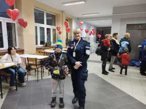 Na zdjęciu widzimy policjantkę i wolontariusza