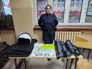 Na zdjęciu widzimy policjantkę przy stoisku profilaktycznym