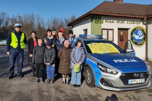 Na zdjęciu widzimy policjanta oraz Panie i dzieci z świetlicy socjoterapeutycznej biorącej udział w akcji