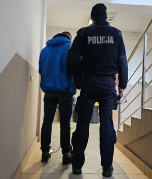 Na zdjęciu widzimy policjanta wraz z zatrzymanym