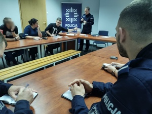 Na zdjęciu widzimy policjantów w czasie odprawy