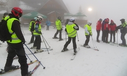Na zdjęciu widzimy policjantów na stoku narciarskim