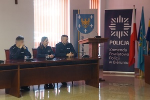 Na zdjęciu widzimy policjantów w czasie odprawy rocznej