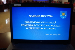 Na zdjęciu widzimy napis Narada Roczna Podsumowanie Działań Komendy Powiatowej Policji w Bieruniu w 2023 roku