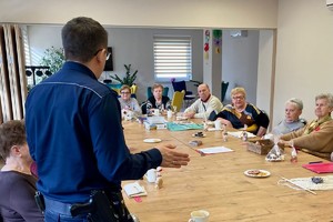 Na zdjęciu widzimy policjanta w czasie pogadanki z seniorami