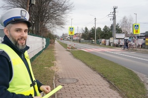 Na zdjęciu widzimy policjanta w rejonie przejścia dla pieszych