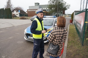 Na zdjęciu widzimy policjanta rozmawiającego z pieszą