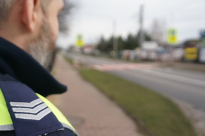 Na zdjęciu widzimy policjanta w rejonie przejścia dla pieszych