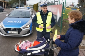 Na zdjęciu widzimy policjanta rozmawiającego z pieszą