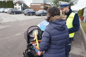 Na zdjęciu widzimy policjanta rozmawiającego z pieszą