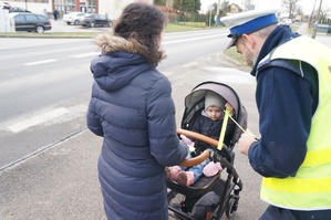 Na zdjęciu widzimy policjanta rozmawiającego z pieszą