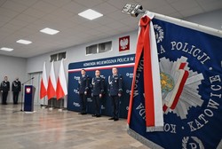 Na zdjęciu widzimy sztandar oraz uroczystość wprowadzenia Nowych Zastępców Komendanta Wojewódzkiego Policji w Katowicach
